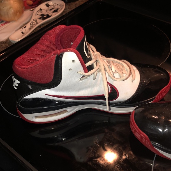 Size 9.5 boys/men’s Nike elite basketball shoes black white and red - Picture 5 of 6
